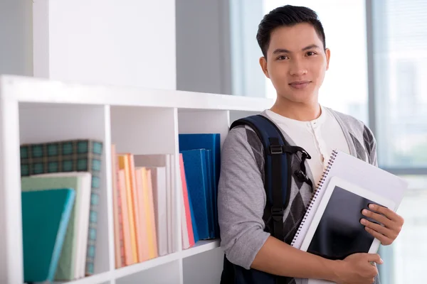 Estudiante vietnamita con una tableta digital —  Fotos de Stock