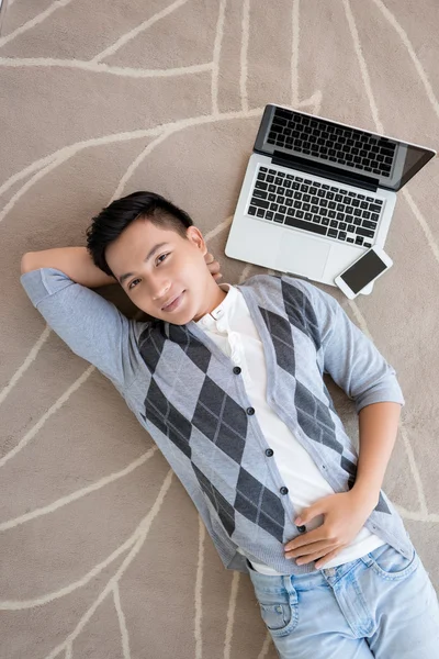 Man with a laptop and smartphone — Stock Photo, Image