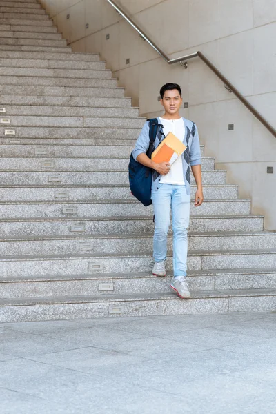 Student med en ryggsäck och böcker — Stockfoto