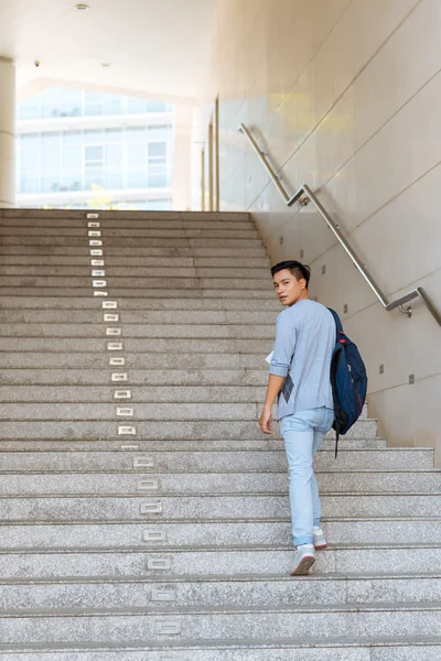 Человек, идущий по лестнице — стоковое фото