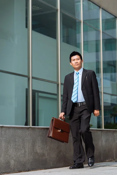 Empresario caminando por la calle — Foto de Stock