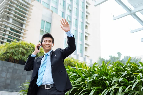 Empresário acenando com a mão — Fotografia de Stock