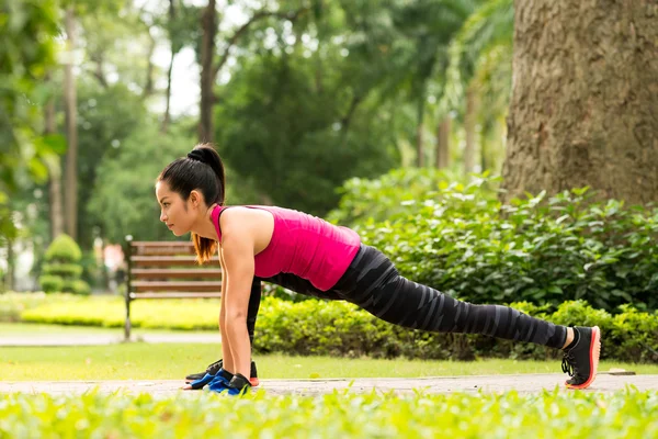 Stretching benen i parken — Stockfoto