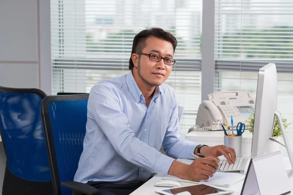 Manager arbeitet am Computer — Stockfoto