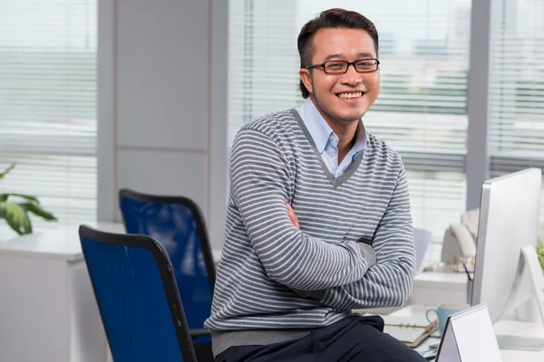 Empresário vietnamita alegre — Fotografia de Stock