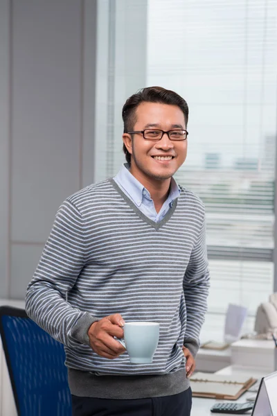 Arbeiter mit einer Tasse Kaffee — Stockfoto