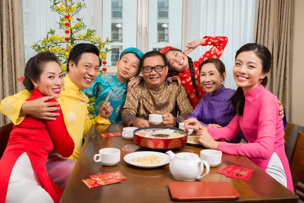 Familie aan de tafel Tet — Stockfoto