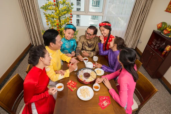 Familie trinkt Tee — Stockfoto