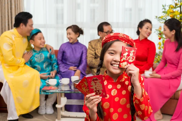 Девушка показывает конверты к празднику Tet — стоковое фото