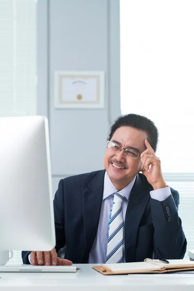 Zakenman werkt op de computer — Stockfoto