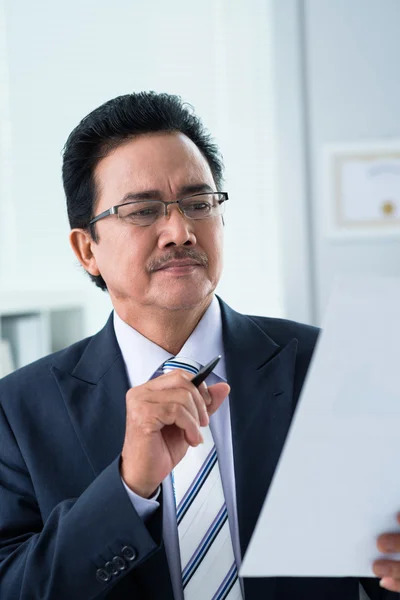 Businessman reading document — Stock Photo, Image