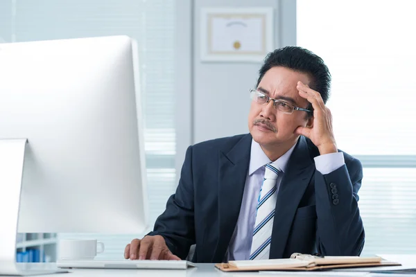 Lesen vietnamesischer Geschäftsmann — Stockfoto