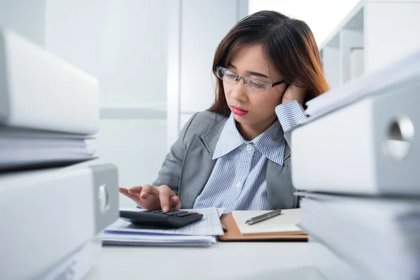 Bookkeeper contando com calculadora — Fotografia de Stock