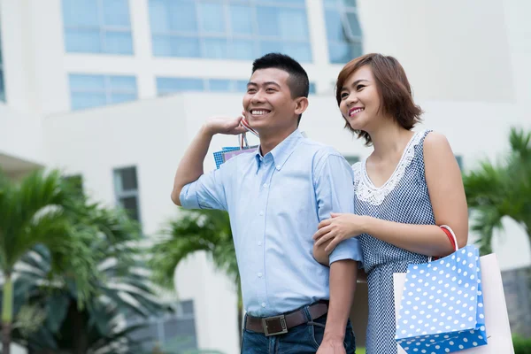 Casal com sacos de compras — Fotografia de Stock