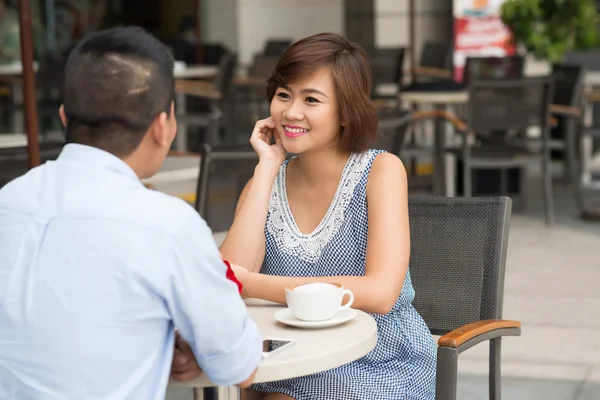 Asiático casal no o café — Fotografia de Stock