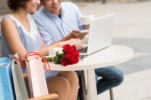 Paar met laptop in het café — Stockfoto