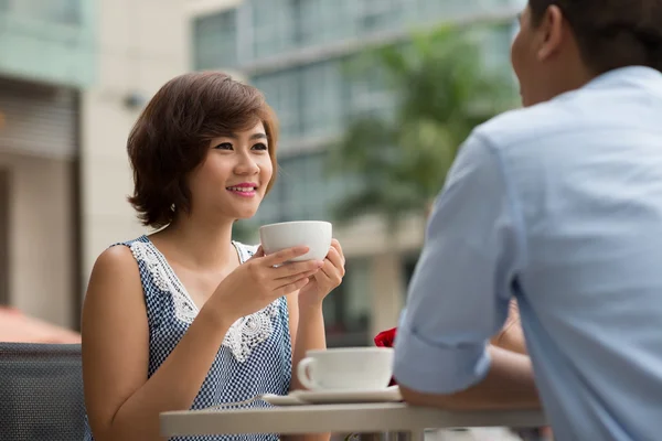 Damen med datum i ett café — Stockfoto