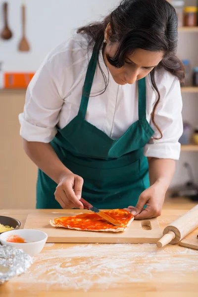 Chef-kok verspreiding tomatensaus — Stockfoto