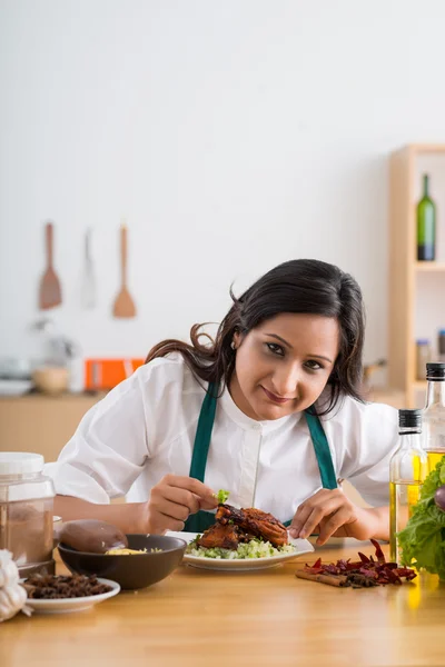 Mujer decorando plato tradicional —  Fotos de Stock