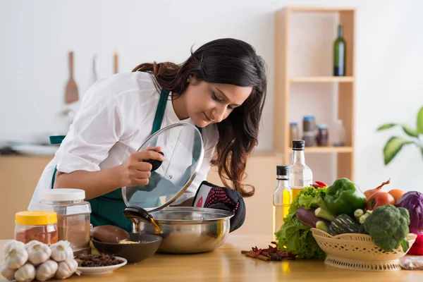 Mujer cocinando en la cocina — Foto de Stock