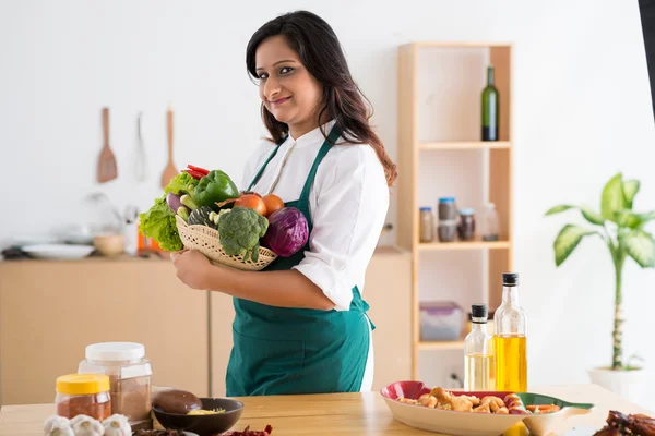 Woman with fresh vegetables — Stock Photo, Image