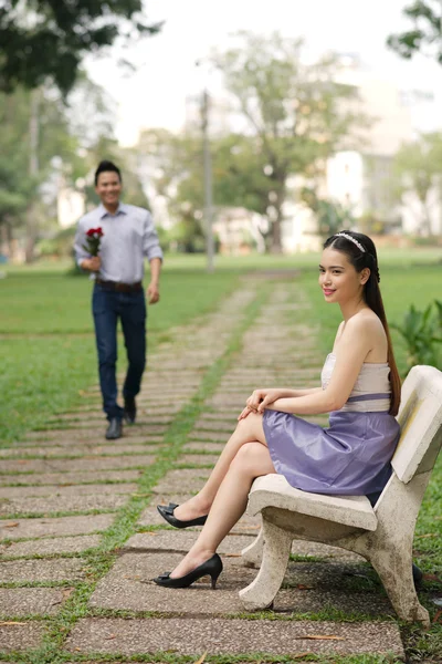 Menina à espera de namorado — Fotografia de Stock