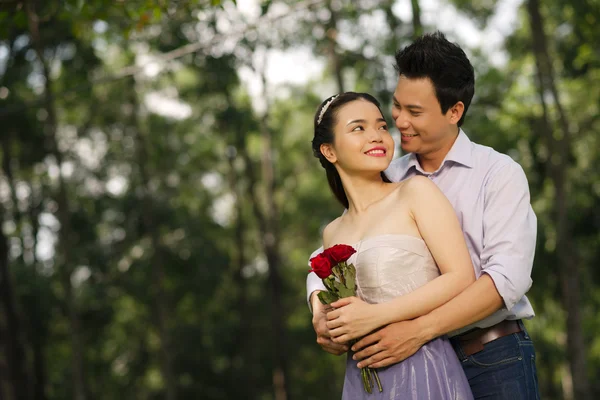 拥抱的越南夫妇 — 图库照片