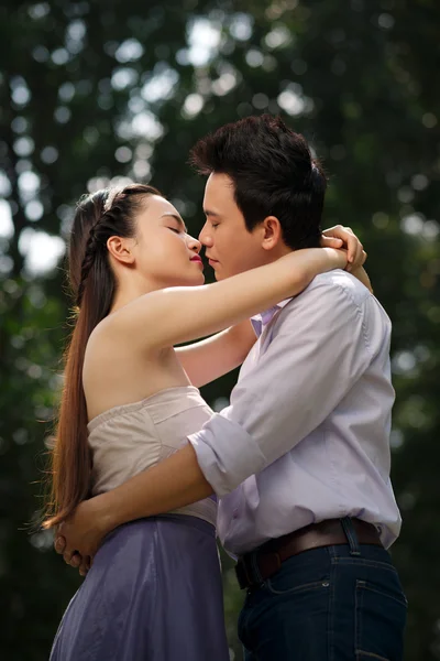 Kissing Vietnamese couple — Stock Photo, Image