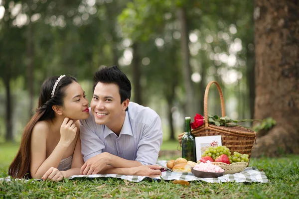 Casal fazendo piquenique — Fotografia de Stock