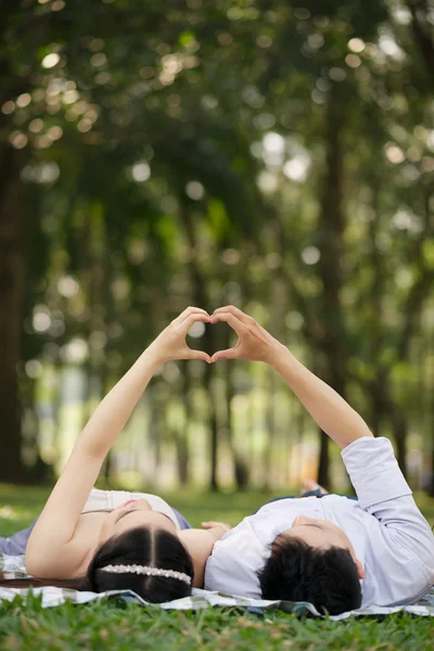 La coppia fa il cuore — Foto Stock