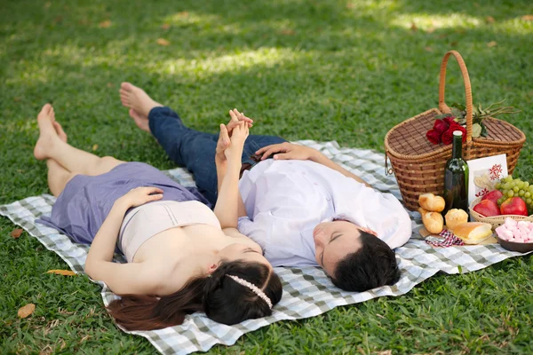 Casal relaxante em piquenique — Fotografia de Stock