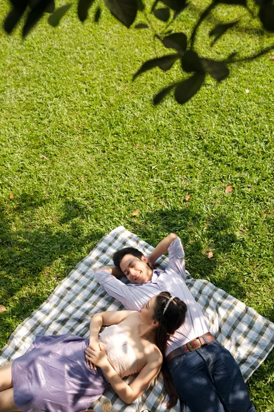 Pareja relajándose en el parque —  Fotos de Stock