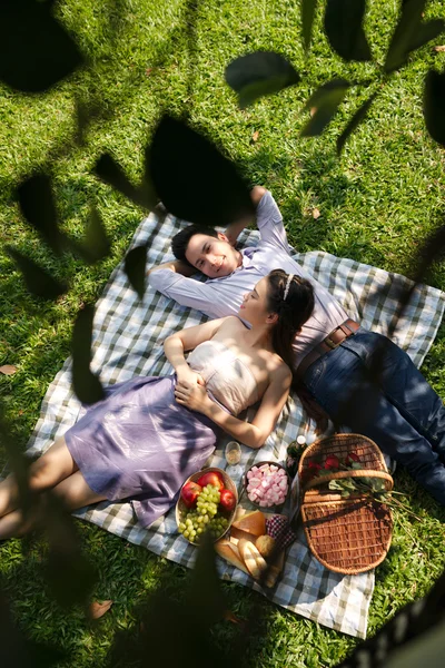 Casal apaixonado em piquenique — Fotografia de Stock