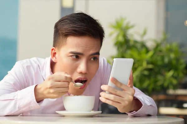 Man verslaafd aan smartphone — Stockfoto