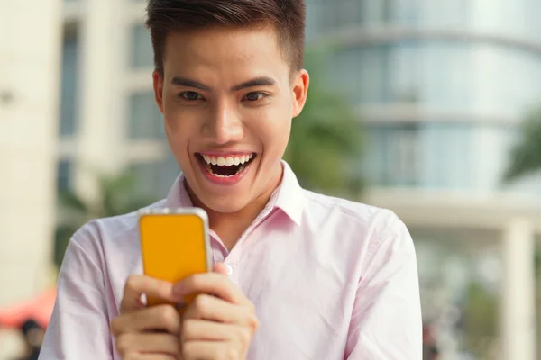 Hombre ganar juego en su teléfono inteligente — Foto de Stock