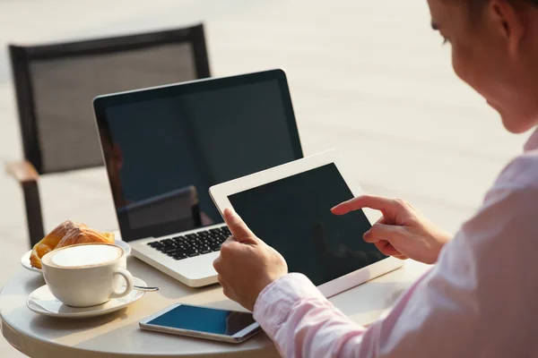 Uomo d'affari che utilizza vari dispositivi — Foto Stock