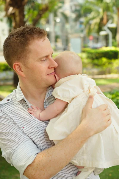 Pappa bär sin nyfödda dotter — Stockfoto