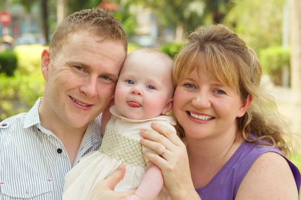 Niña con sus padres — Foto de Stock