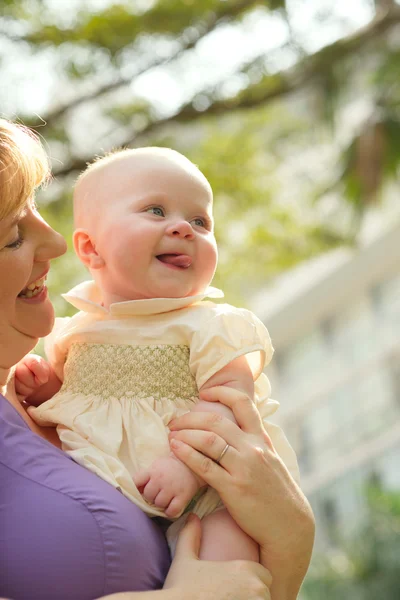 Madre sosteniendo a su bebé — Foto de Stock