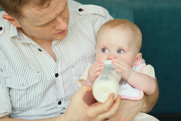 Father  feeding daughter — Stock Photo, Image