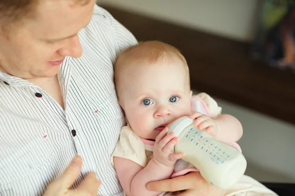 Father  feeding daughter — Stock Photo, Image