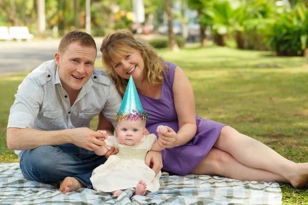 Familia celebrando cumpleaños bebé — Foto de Stock