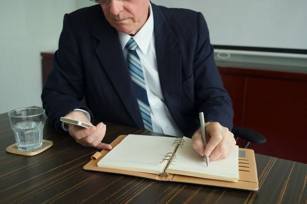 Manager liest Nachricht vor — Stockfoto