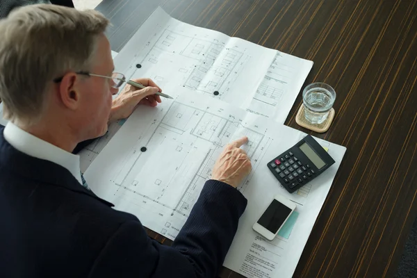 Engineer  calculating the cost — Stock Photo, Image