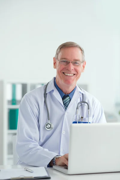 Retrato de un médico sonriente —  Fotos de Stock