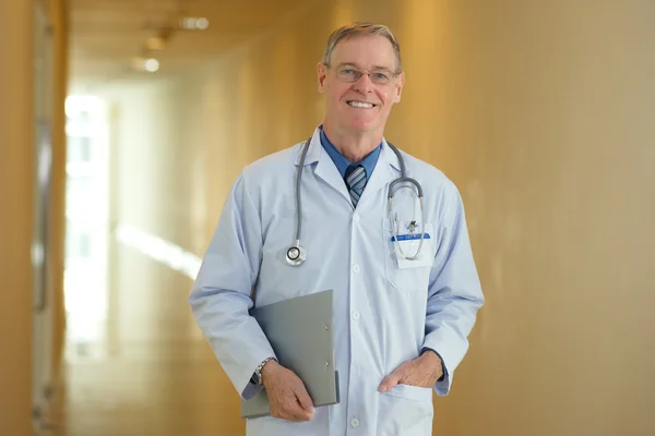 Médico maduro posando — Foto de Stock