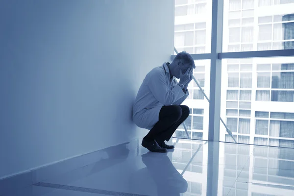 Doctor sentado en la desesperación —  Fotos de Stock