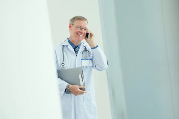 Arts bellen naar patiënt — Stockfoto