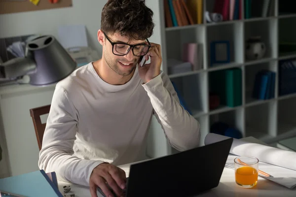 Jeune homme en utilisant un ordinateur portable — Photo