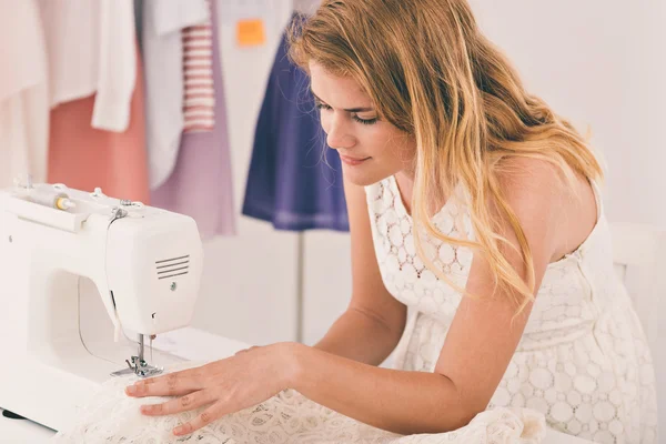 Ung kvinne som lager kjole – stockfoto